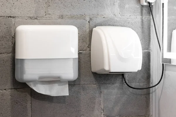 Distribuidor Toalhas Papel Secador Mãos Parede Concreto Moderno Elegante Banheiro — Fotografia de Stock