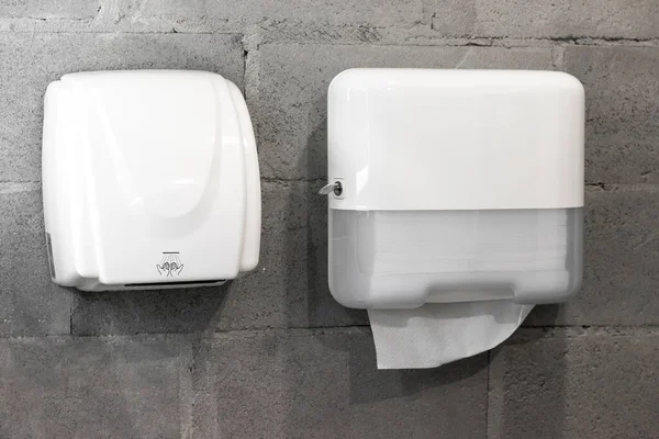 현대식 스타일의 욕실에 콘크리트 분쇄기를 손으로 건조기를 — 스톡 사진