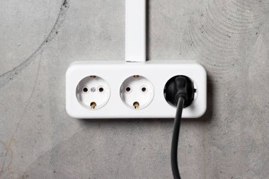 Gri beton duvarlı beyaz Avrupa elektrik prizleri grubu