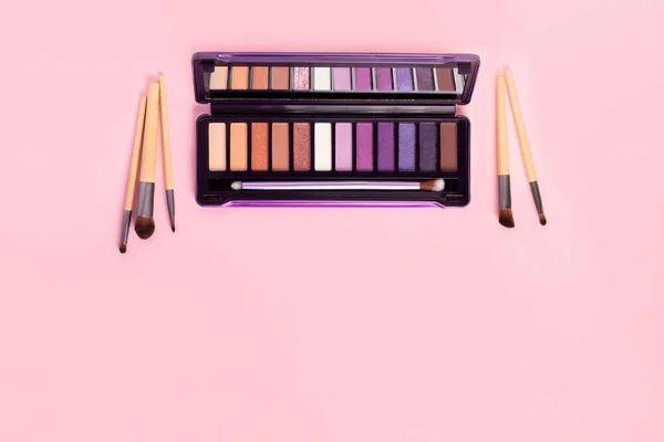 Paleta Sombra Colorida Conjunto Pincéis Maquiagem Fundo Rosa Com Espaço — Fotografia de Stock