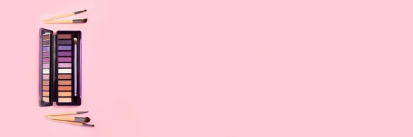 Paleta Sombra Colorida Conjunto Pincéis Maquiagem Fundo Rosa Com Banner — Fotografia de Stock