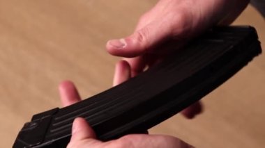 Erkek eli Kalaşnikov 'un şarjörlü tüfek şarjörü. 7.62 kalibrelik mermili şarjör 47 kalibrelik yakın çekim için.