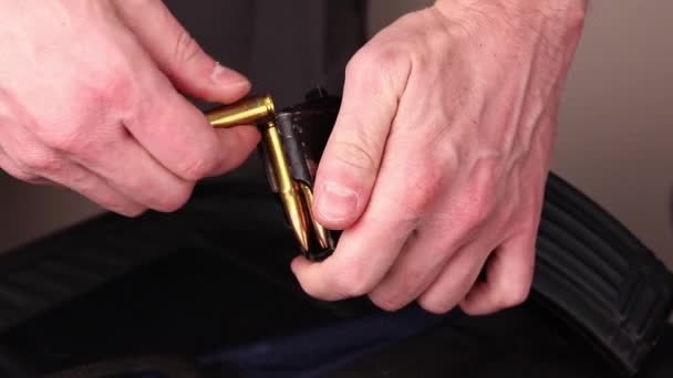 Mężczyzna Rozładowuje Magazynek Kalashnikov Nabojami Magazynek Rozładunkowy Kulami Kaliber Dla — Wideo stockowe
