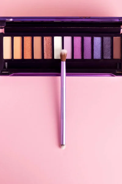 Bunte Lidschattenpalette Auf Rosa Hintergrund Color Lidschatten Palette Mit Pinsel — Stockfoto