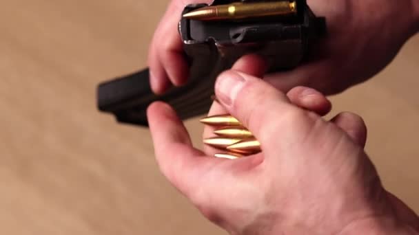 Мужские Руки Заряжают Автомат Калашникова Патронами Load Magazine Bullets Caliber — стоковое видео