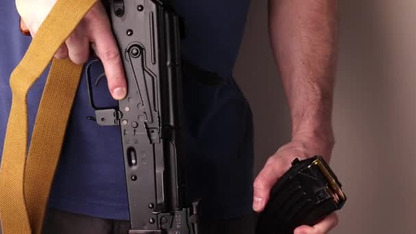 Man Attaches Magazine Cartridges Reloads Kalashnikov Assault Rifle — Vídeo de Stock
