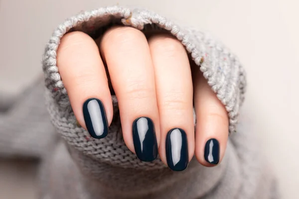 Mano Femenina Jersey Gris Tejido Con Manicura Hermosa Las Uñas — Foto de Stock