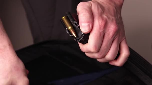 Чоловічі Руки Завантажують Автомат Калашникова Картриджів Журнал Заряджання Кулями Калібру — стокове відео