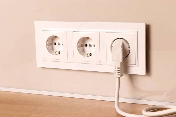 Group White European Electrical Outlets Plug Inserted Modern Beige Wall — Fotografia de Stock