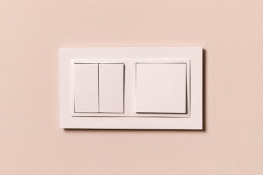 Modern bej duvarda beyaz elektrik düğmeleri grubu