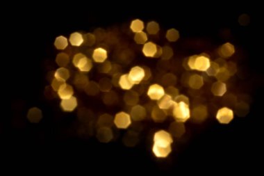 Siyah arka planda altın bulanık bokeh ışıkları. Kutlamak için ışıldayan yıldızlar. Tasarımınız için üstüste