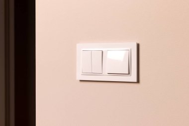Modern bej duvarda beyaz elektrik düğmeleri grubu