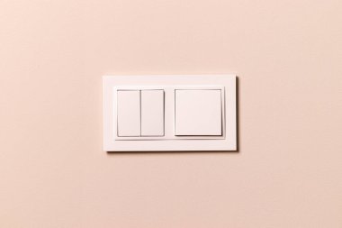 Modern bej duvarda beyaz elektrik düğmeleri grubu