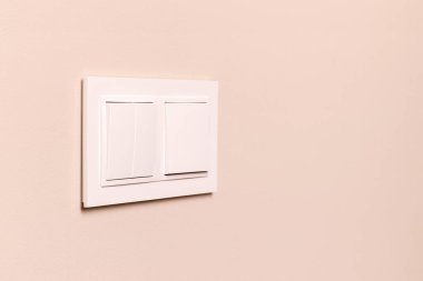 Modern bej duvarda beyaz elektrik düğmeleri grubu