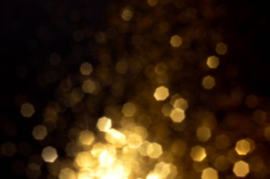 Siyah arka planda altın bulanık bokeh ışıkları. Kutlamak için ışıldayan yıldızlar. Tasarımınız için üstüste