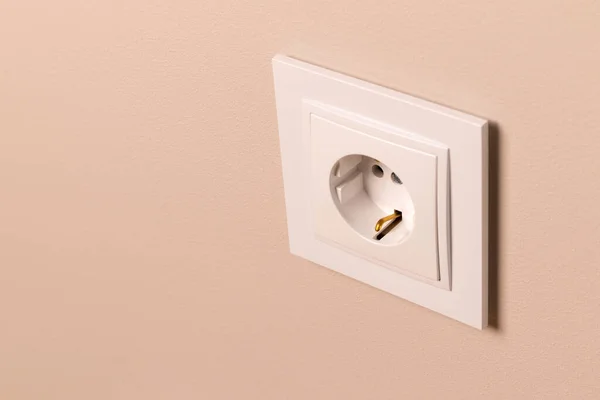 Toma Eléctrica Europea Blanca Pared Beige Moderna — Foto de Stock