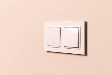 Modern bej duvarda beyaz elektrik düğmeleri grubu
