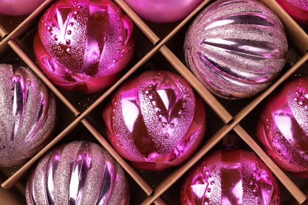 Pinkfarbene Glitzernde Christbaumkugeln Bastelkiste Aus Pappe Ansicht Von Oben — Stockfoto