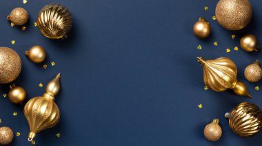 Altın parıltılı toplar ve mavi arka planda fotokopi alanı olan oyuncaklarla Noel afişi çerçevesi