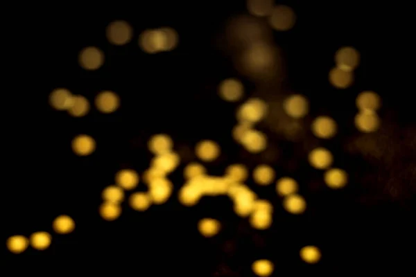 黒の背景に金色のぼんやりとしたボケのライト お祝いのためのキラキラ輝く星 あなたのデザインのオーバーレイ — ストック写真