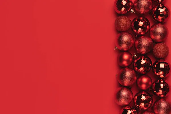 Carte Noël Avec Boules Billes Paillettes Rouges Sur Fond Rouge — Photo