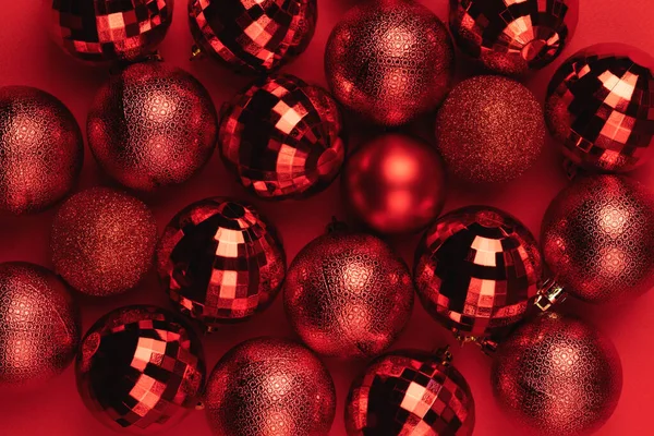 Weihnachtskarte Mit Roten Glitzerkugeln Auf Rotem Hintergrund — Stockfoto