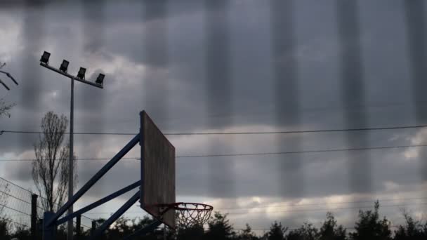 Akşamları Spor Sahasında Basketbol Sedyesi Spor Aletleri Basketbol Potasına Basket — Stok video