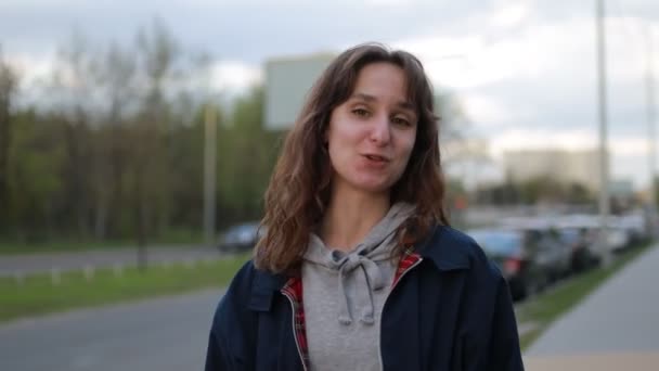 Дівчина Блогер Кавказького Вигляду Сірому Светрі Синьому Піджаку Емоційно Говорить — стокове відео