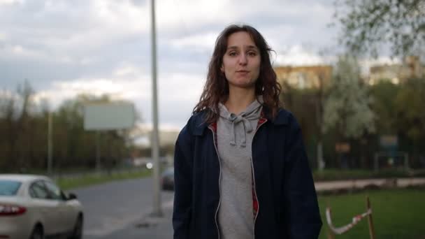 Дівчина Блогер Кавказького Вигляду Сірому Светрі Синьому Піджаку Емоційно Говорить — стокове відео