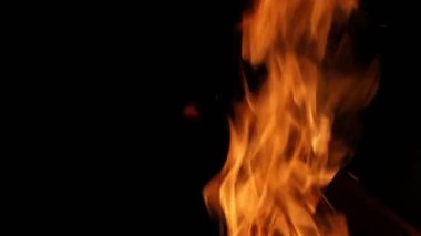Yanan Kamp Ateşi Kara Arkaplan 'da izole edildi. Sabit Çekim