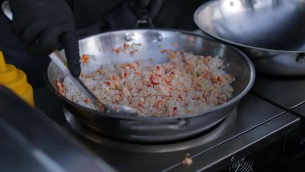 Cook προετοιμάζει ρύζι με λαχανικά και μπαχαρικά σε ένα γουόκ. — Αρχείο Βίντεο