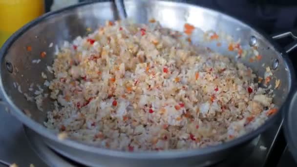 Cocine prepara el arroz con verduras y especias en un wok. — Vídeos de Stock