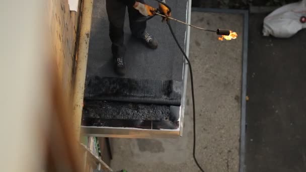 Dipendente sciogliere bruciatore bitume gas riparazioni il tetto della casa. — Video Stock