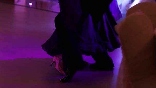 Para choreografów tańczących tango na korytarzu z parkietem. — Wideo stockowe