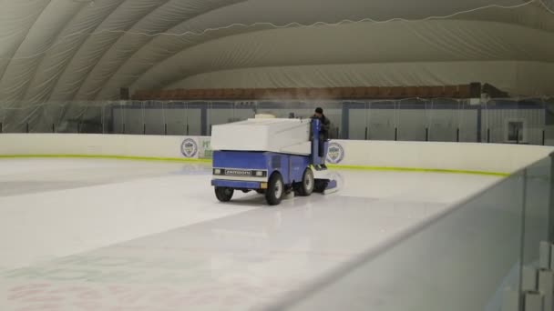 Trabajador masculino conduciendo una máquina de resurfacing azul — Vídeos de Stock