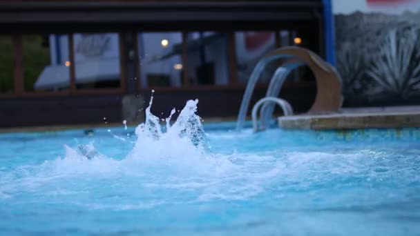 Jacuzzi en aguas cristalinas azules en la piscina — Vídeos de Stock