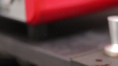 Taze kahveyle öğütülmüş kahve yapmak. Yakın plan. 