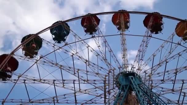 Carrossel de crianças em um parque de diversões em um fundo de céu azul — Vídeo de Stock