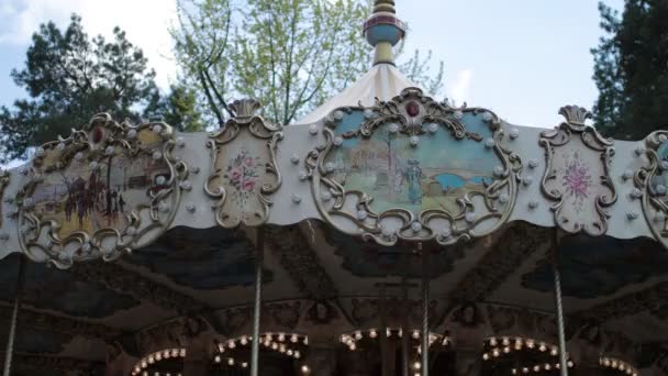 Carrusel infantil en un parque de atracciones sobre un fondo de cielo azul — Vídeos de Stock