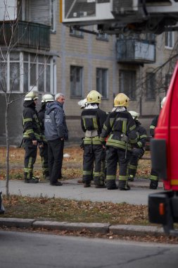 Kiev, Ukrayna, 20 Kasım 2021: bir grup itfaiyeci. İtfaiyeciler evin yanında duruyor. İtfaiyeciler kaldırımda durur.