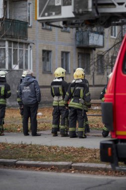 Kiev, Ukrayna, 20 Kasım 2021: bir grup itfaiyeci. İtfaiyeciler evin yanında duruyor. İtfaiyeciler kaldırımda durur.