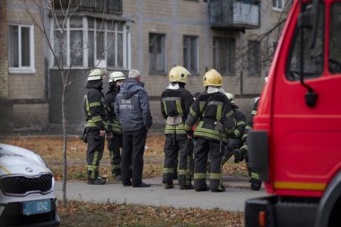 Kiev, Ukrayna, 20 Kasım 2021: bir grup itfaiyeci. İtfaiyeciler evin yanında duruyor. İtfaiyeciler kaldırımda durur.