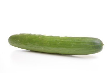 Salatalık beyaza izole edilmiş.