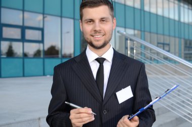 genç işadamı açık havada