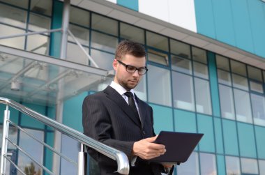 genç işadamı açık havada