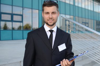 genç işadamı açık havada