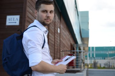 gülümseyen genç erkek öğrenci