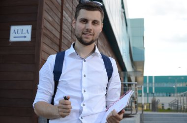 gülümseyen genç erkek öğrenci