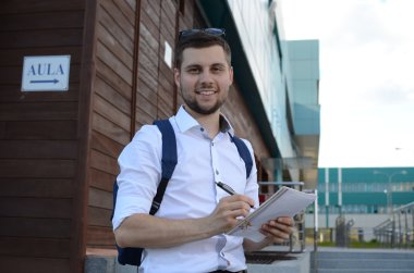 gülümseyen genç erkek öğrenci