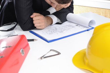 belgelerin imzalanması takım elbiseli adam